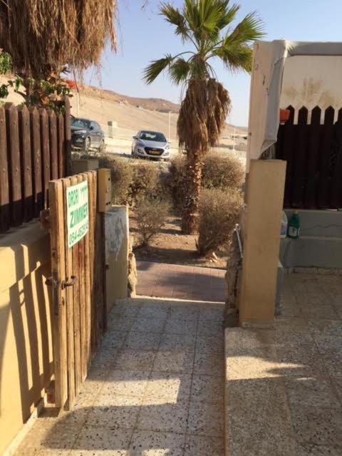 הבית של דרורי Neve Zohar Exteriör bild